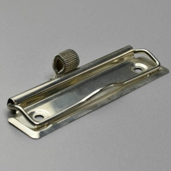 Srebrny clip do clipboarda z uchwytem na długopis 120 x 30 mm – widok pod kątem
