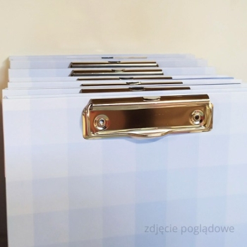 Clip do clipboarda z drutem złoty 100 x 30 mm, zamontowany na desce, wiele clipboardów w tle