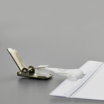 Przezroczyste etui z klipsem typu żabka na identyfikator A7 – rozpięty uchwyt, widok z boku