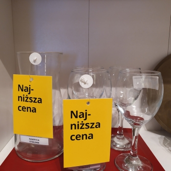 Uchwyt samoprzylepny okrągły fi 20 mm biały – przyklejony do kieliszka z etykietą na żyłce