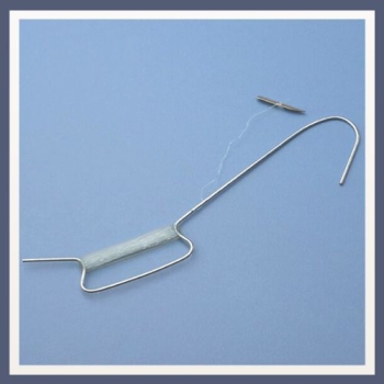 Haczyk metalowy z żyłką 150 cm srebrny – udźwig 700 g, widok z góry