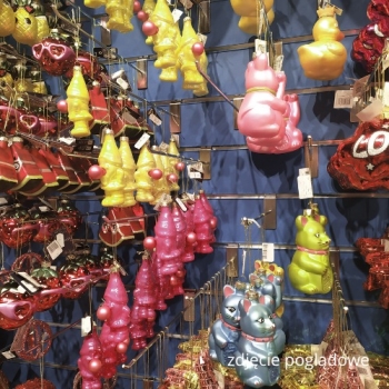 haki sklepowe metalowe zawieszone na ściance slat Wall - zdjęcie poglądowe, widoczne figurki - widok pod kątem