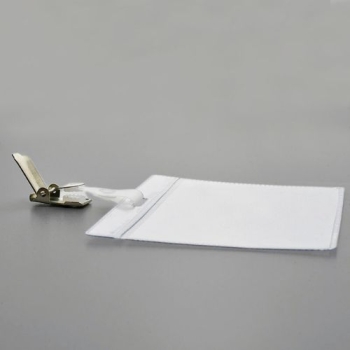 Przezroczyste etui na identyfikator A7 z klipsem typu żabka – etui w całości, rozpięty uchwyt, widok z boku