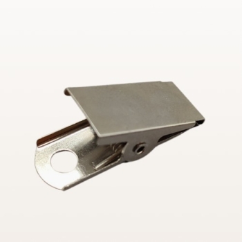 Metalowa żabka do identyfikatorów z otworem do nitowania, widok z kąta, tylny bok