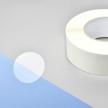 Przezroczyste kółko klejące 40 mm – widok pojedynczego kółka i fragmentu rolki z kąta