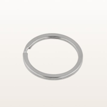 Kółko metalowe płaskie do breloków 30 mm srebrne – widok pod kątem