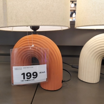 Pętelka spinająca 225 mm – przezroczysta żyłka do metek i etykiet – praktyczne zastosowanie, zawieszona na lampce