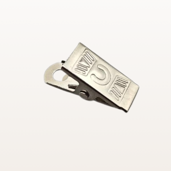 Metalowa żabka do identyfikatora – inny model żabki do mocowania