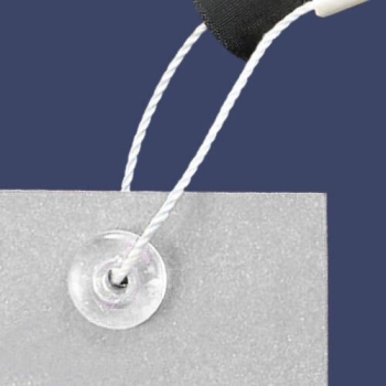 Nit plastikowy 9 mm z otworem, z przewleczoną plombą odzieżową – przykład zastosowania