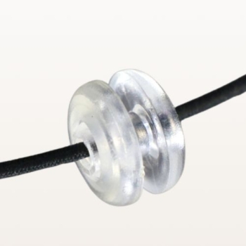 Nit plastikowy regulowany 9 mm przezroczysty z otworem, spięty czarnym sznurkiem – widok z boku