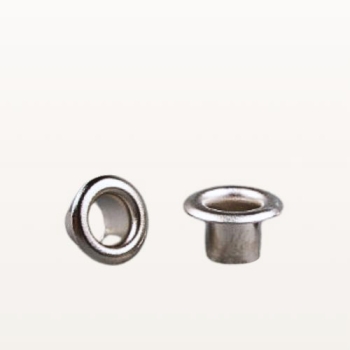 Srebrne oczka metalowe 5 mm do dokumentów – widok pod kątem: jedno oczko z boku, drugie z góry