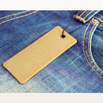 Plomba odzieżowa z zawieszką 200 mm – czarna, do metek i etykiet – etykieta zawieszona na plombie, przyczepiona do spodni jeansowych