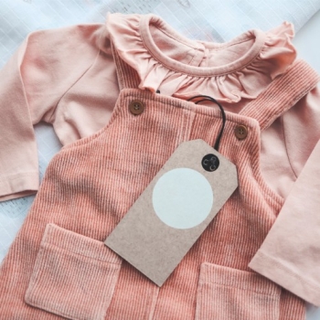 Plomba odzieżowa z zawieszką 200 mm – czarna, do metek i etykiet – etykieta zawieszona na plombie, przyczepiona do dziecięcego ubranka