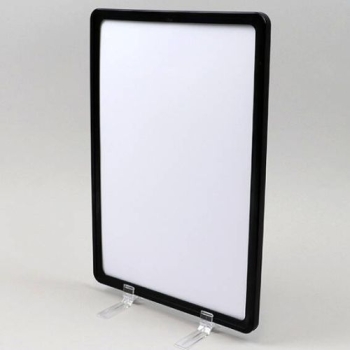 Przykład zastosowania dwóch podstawek do ramki plakatowej