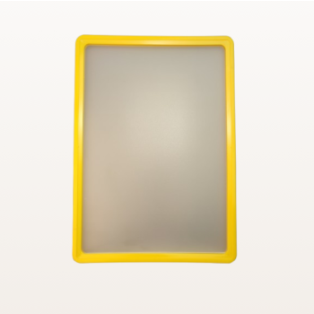 Ramka plakatowa A4 żółta, z kieszenią U - widok z przodu