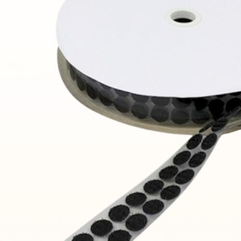 Rolka z czarnymi rzepami samoprzylepnymi okrągłymi 16 mm – fi 16 mm, przykład pakowania