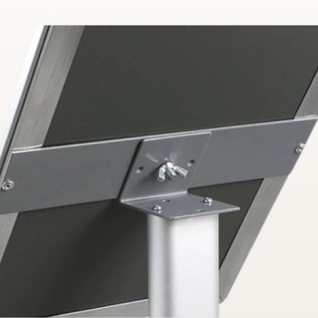 Stojak informacyjny A4 OWZ, łączenie stojaka z ramką, widok od tyłu, zbliżenie