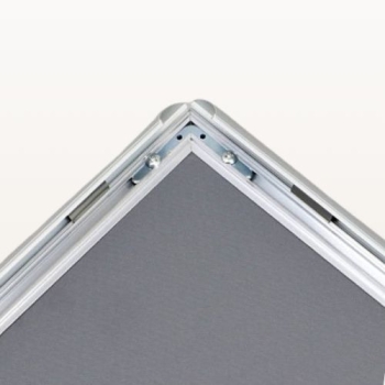 Stojak informacyjny A4 OWZ, fragment otwartej ramki, widok z kąta