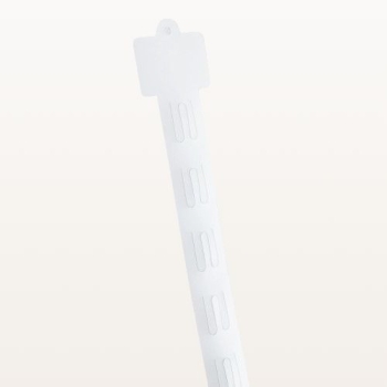 Strip reklamowy z przezroczystymi haczykami – zbliżenie na tabliczkę i górne mocowanie