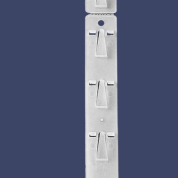 Strip reklamowy – zbliżenie na środkową część krawata z kilkoma haczykami, detal mocowania