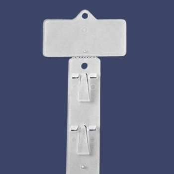 Strip reklamowy z przezroczystymi haczykami – zbliżenie na tabliczkę i górne mocowanie