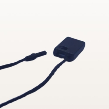 Plomba odzieżowa z zawieszką 200 mm – czarna, do metek i etykiet – zbliżenie na gniazdo zawieszki, sznurek wyjęty