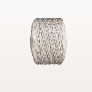 Biały elastyczny sznurek na rolce – widok z boku, w pionie, idealny do pakowania i mocowania