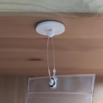 Uchwyt samoprzylepny sufitowy okrągły fi 20 mm biały – montaż z kieszenią na identyfikatory na żyłce