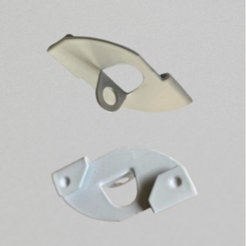 Uchwyt metalowy do sufitów podwieszanych, 37x29 mm, biały – widok z boku, pod kątem