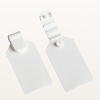 Zawieszka cenowa 26x42 mm z klipsem biała na podwójny hak regałowy – widok pod kątem