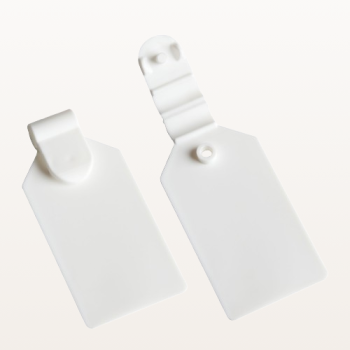 Zawieszka cenowa 26x42 mm z klipsem biała na podwójny hak regałowy – widok pod kątem