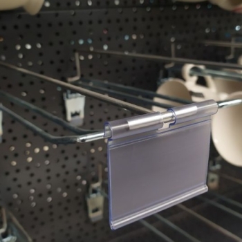 Zawieszka cenowa na haku, przezroczysta, zdjęcie poglądowe z boku, duże zbliżenie