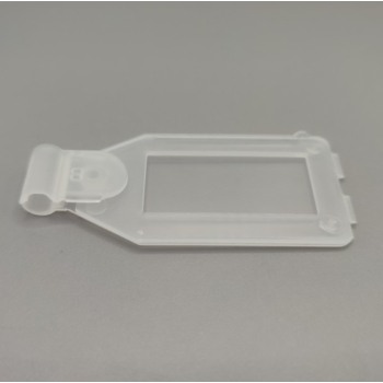 Zawieszka cenowa 26x42 mm z klipsem przezroczysta na hak regałowy zapięta – widok pod kątem