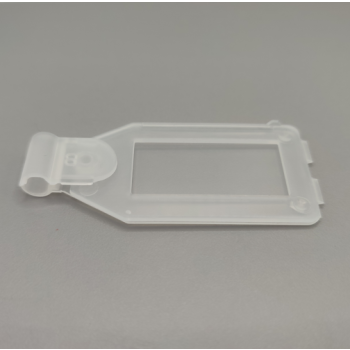 Zawieszka cenowa 26x42 mm z klipsem przezroczysta na hak regałowy zapięta – widok pod kątem