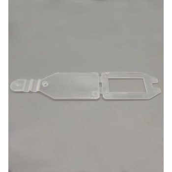 Zawieszka cenowa 26x42 mm przezroczysta z klipsem rozłożona – widok pod kątem