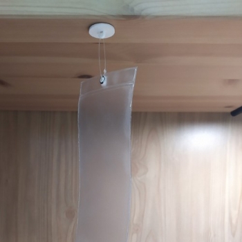 Pętelka spinająca 225 mm – przezroczysta żyłka do metek i etykiet – cenówka wisząca na haczyku samoprzylepnym, przyklejonym pod półką